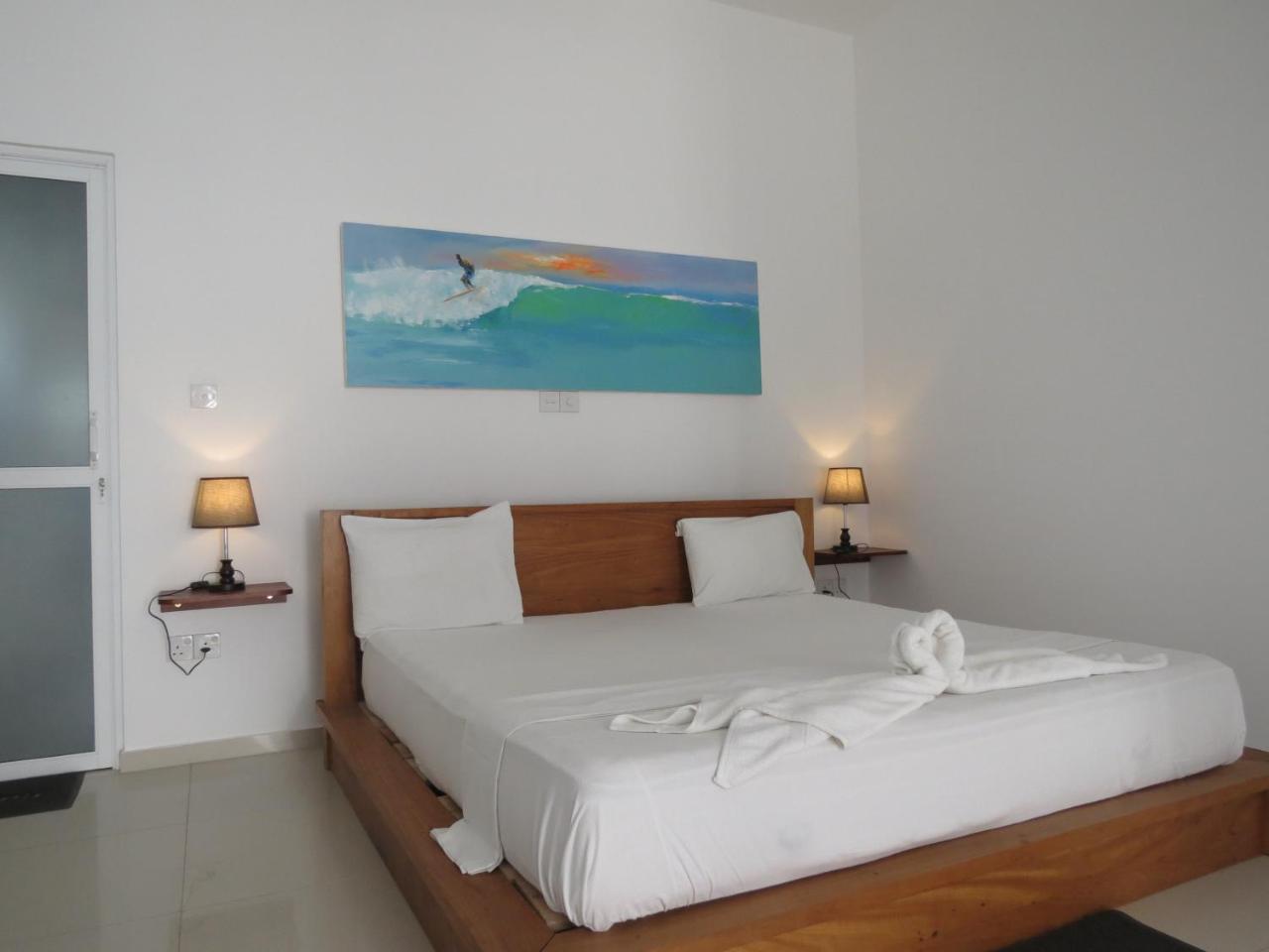 Mountain Wave Hotel And Surfshop Hikkaduwa Exteriör bild